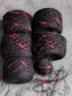 Black with red accents yarn - 420 grams
